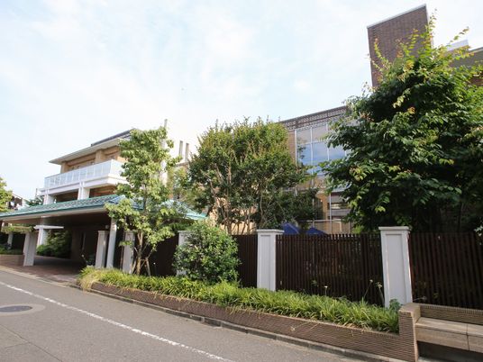 緑豊かな外観の建物