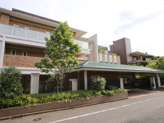 緑豊かな建物外観