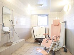 バリアフリー設計の浴室