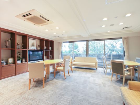 暖かみのある共有ラウンジ