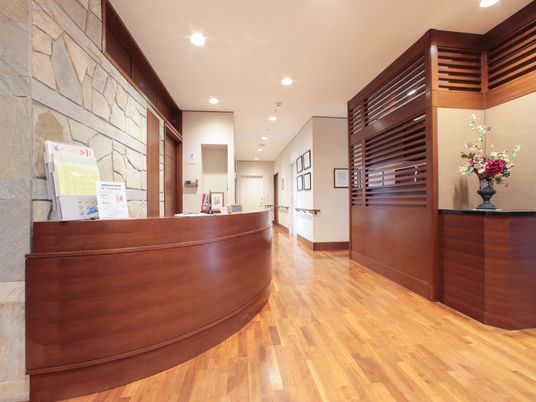 木目調の明るいフロント