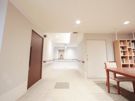 広々とした廊下と休憩スペース