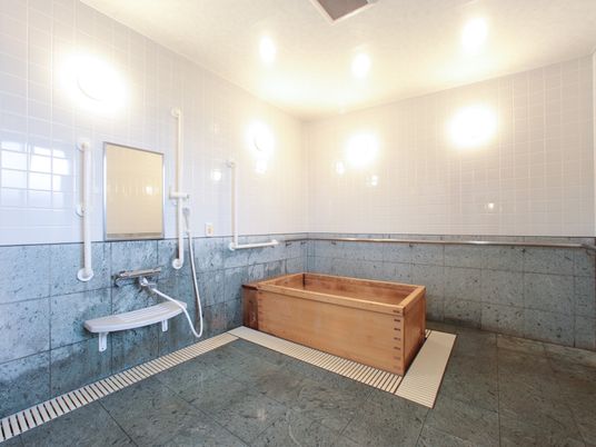 手すり付き清潔な浴室