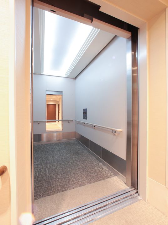 床が平坦なエレベーター