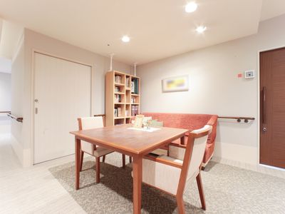 明るい居室の一角