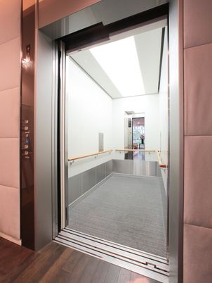 明るいエレベーター室内
