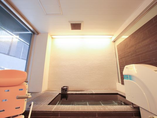 入浴設備の明るい空間