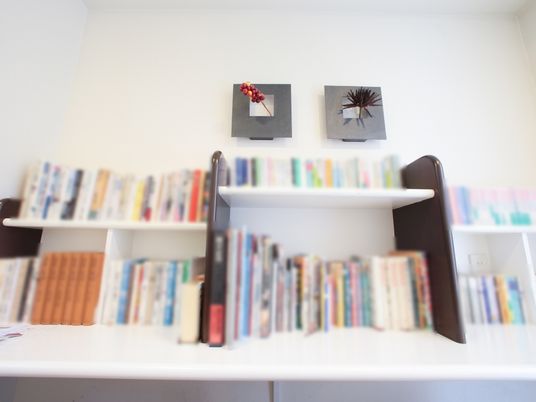 書棚と装飾のある部屋