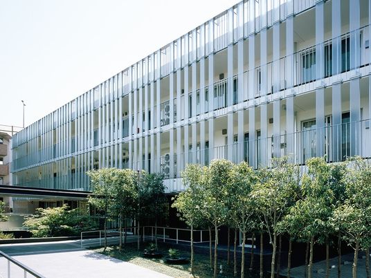 現代的な外観の建物