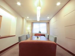 温かみのある上品なラウンジ