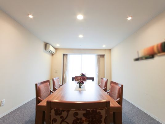 会議室のテーブルと椅子