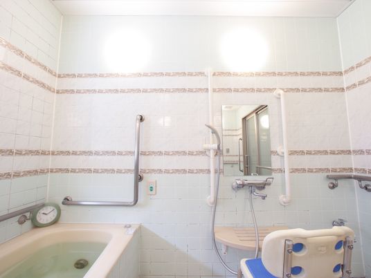 バリアフリーの明るい浴室