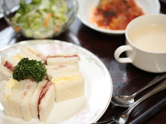 サンドイッチとサラダの軽食