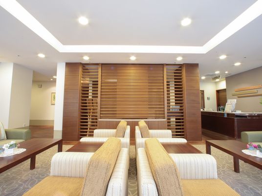 明るく広々としたロビー