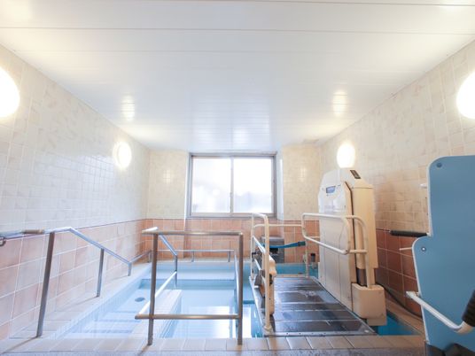 明るい介護用浴室