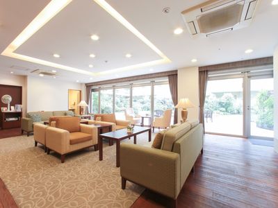 落ち着いた雰囲気のラウンジ