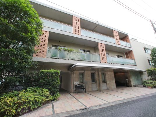 モダンな建物のエントランス