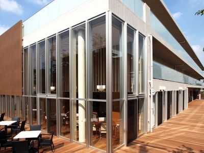 広々とした明るいテラス