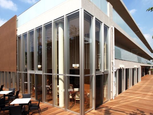 広々とした明るいテラス