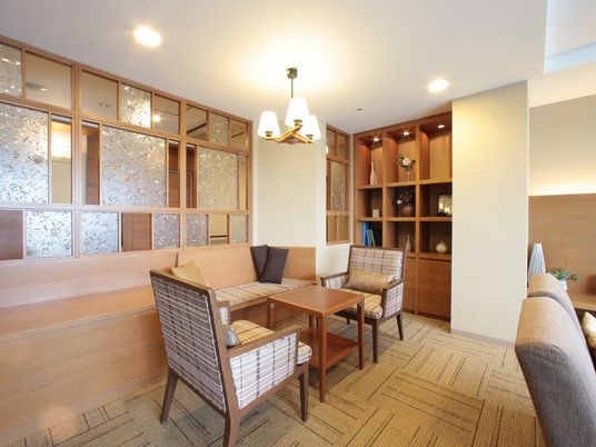 和モダンなラウンジ空間