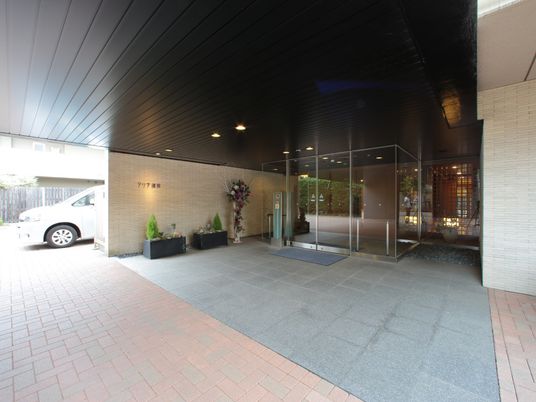 エントランスの明るい空間