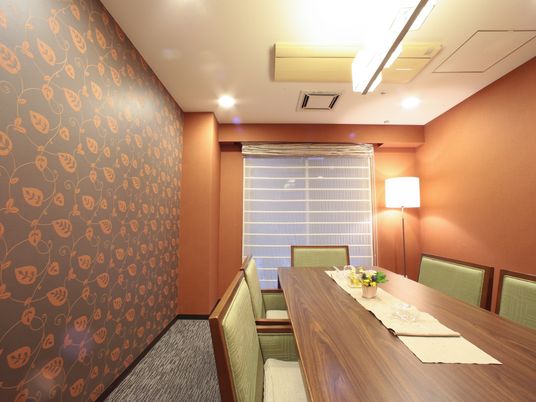 暖色のダイニングルーム