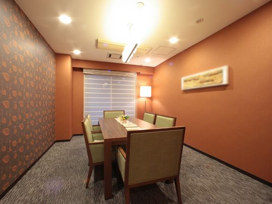 落ち着いた雰囲気の食堂