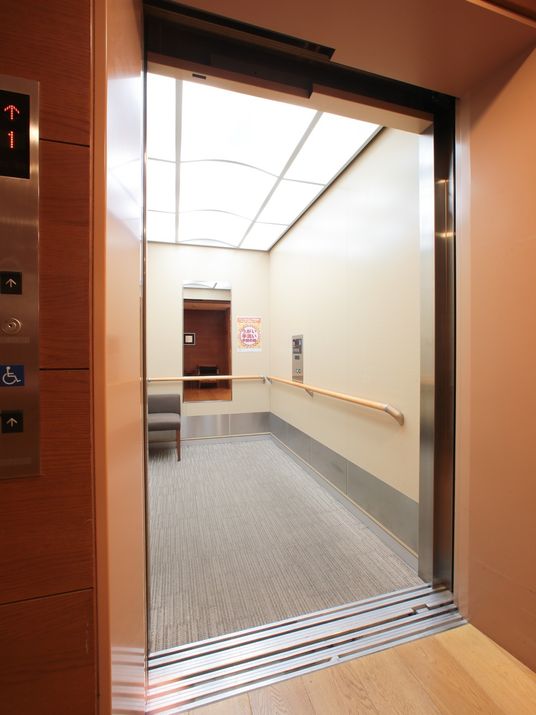 明るいエレベーターの扉