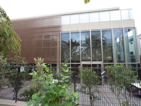 モダンデザインの建物外観