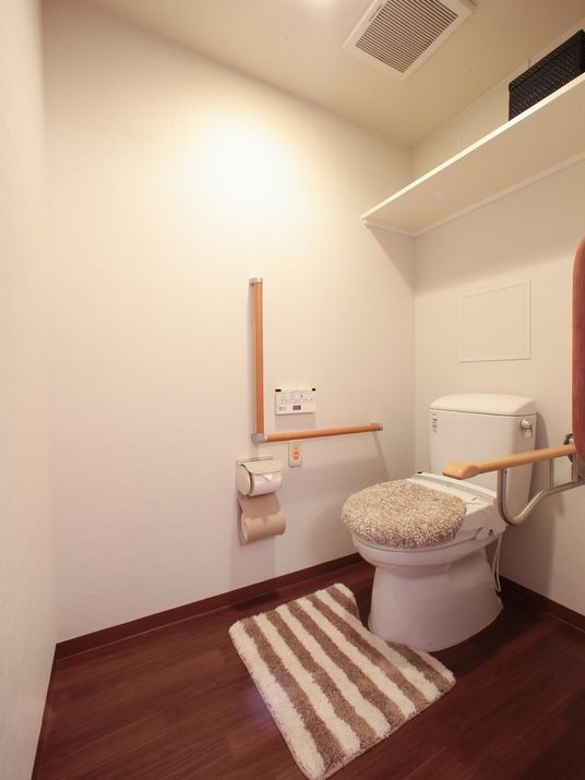 バリアフリー設計のトイレ