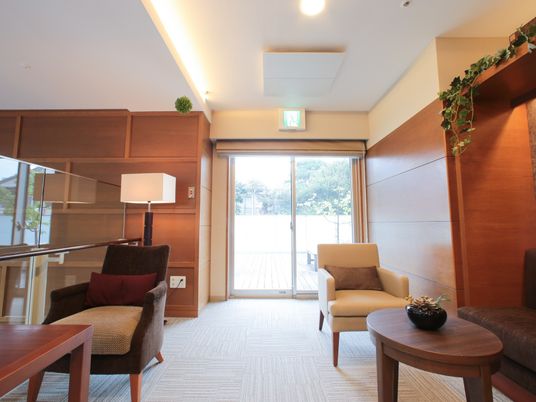 居心地の良い明るいラウンジ