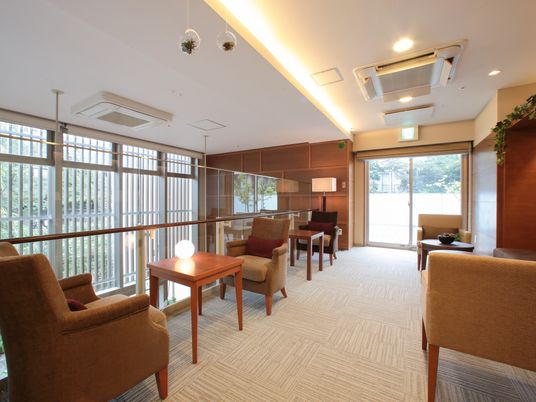 落ち着いた雰囲気のラウンジ