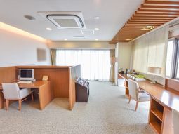明るい居室の様子
