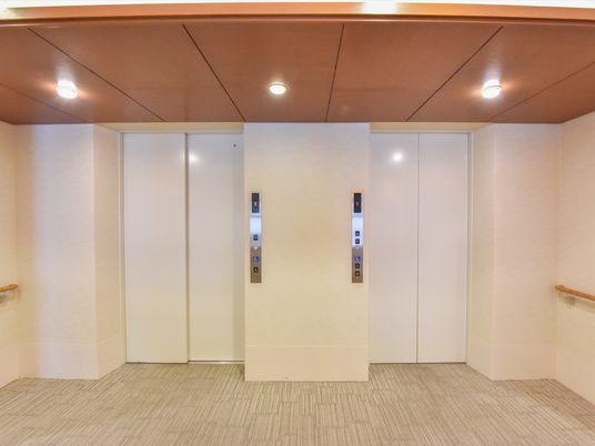 清潔感のあるエレベーターホール