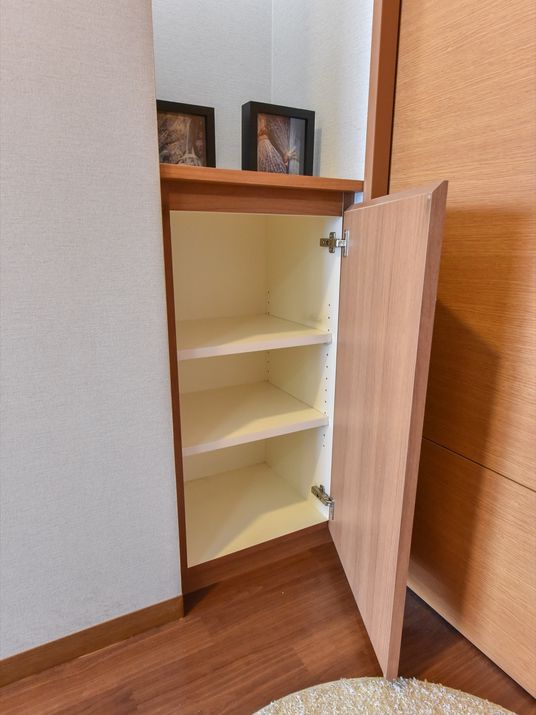 開かれた木製クローゼット