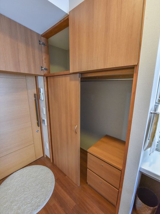 木目調の洋室収納