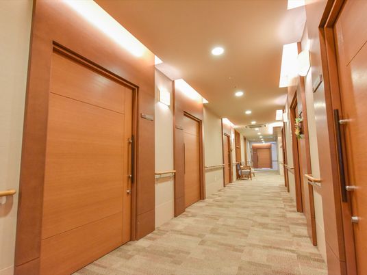 暖色の照明の廊下