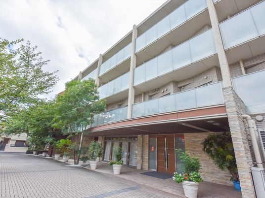 モダンな外観の建物エントランス