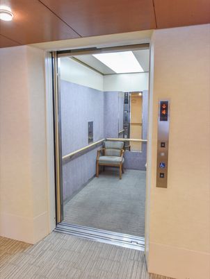 エレベーターの開いた扉