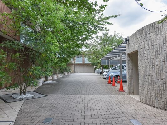 緑に囲まれた施設外観