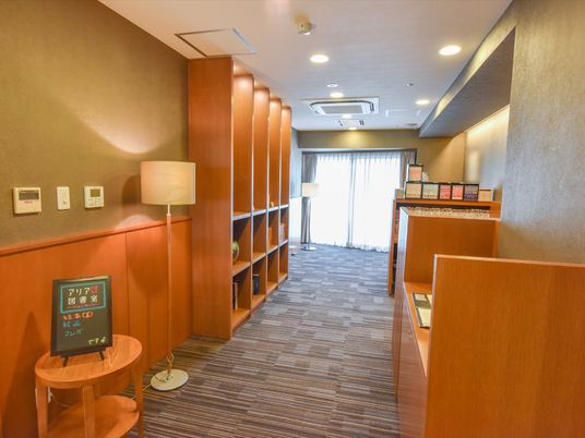 落ち着いた色合いのラウンジ