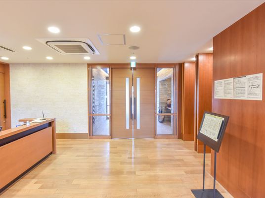 明るいエントランスの風景