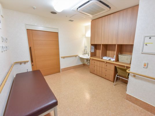 居室の木製家具とドア