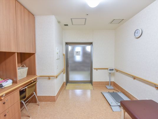 廊下の壁と時計