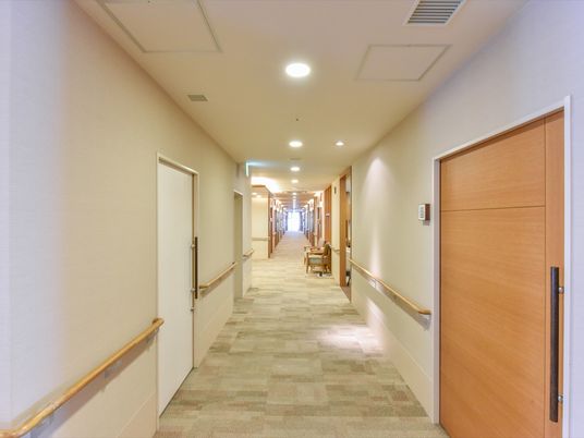 清潔で広々とした廊下