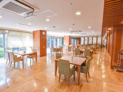 広々とした明るい食堂