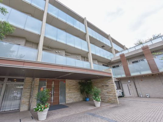 エントランスと建物の外観