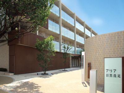 現代的な外観の建物