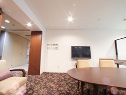 落ち着いた雰囲気のラウンジ