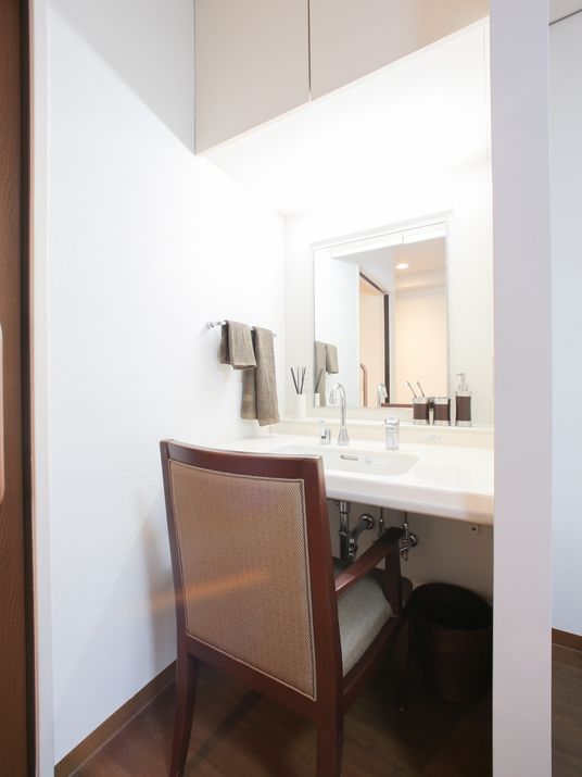 洗面台と鏡のある居室